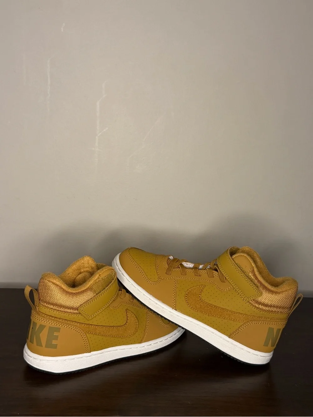 Nike Court Borough Mid